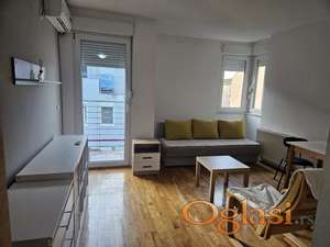 Izdajem namestenu garsonjeru u centru Novog Sada